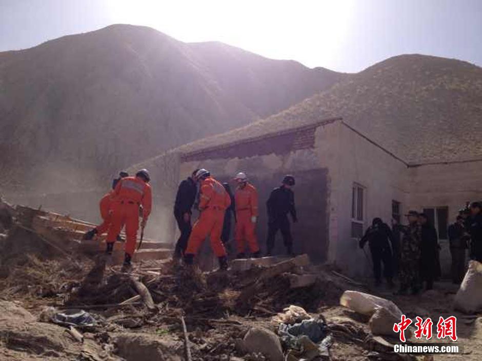 央视新闻频道深夜直播间：主播手中的稿纸还在微微发抖