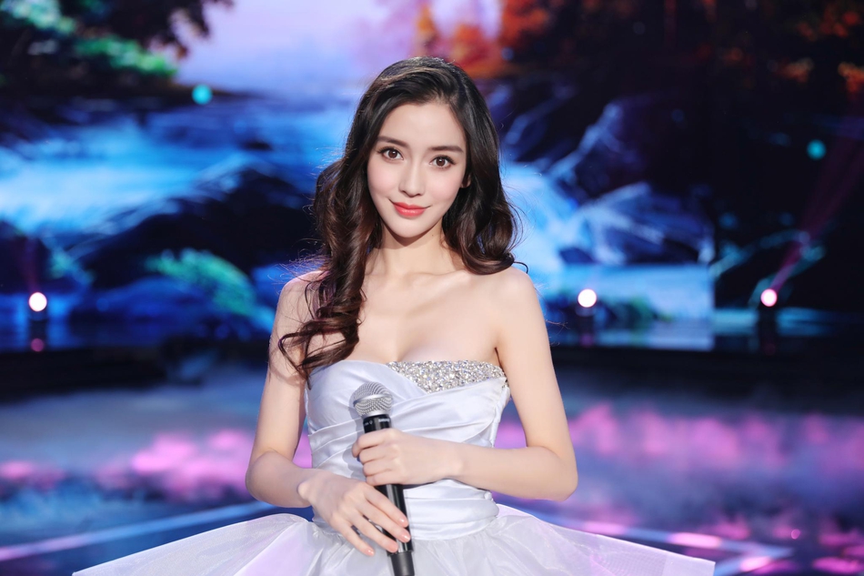 头条快报：数字时代的信息洪流与真相博弈